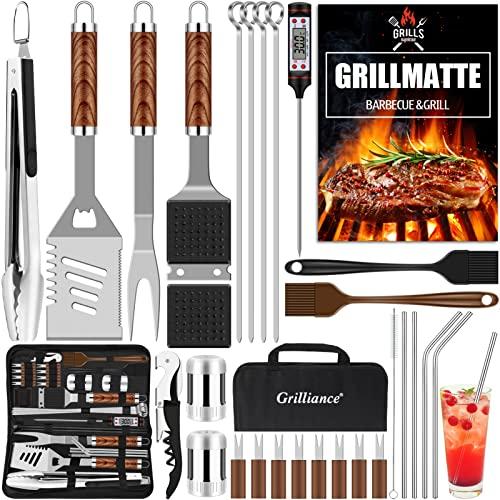 Grilliance Set di 30 Posate per Barbecue, in Acciaio Inox di Alta qualità, Pinza per Barbecue, cavatappi, Set con Valigetta e Tappetino per Barbecue, per Uomini, Regalo per Campeggio
