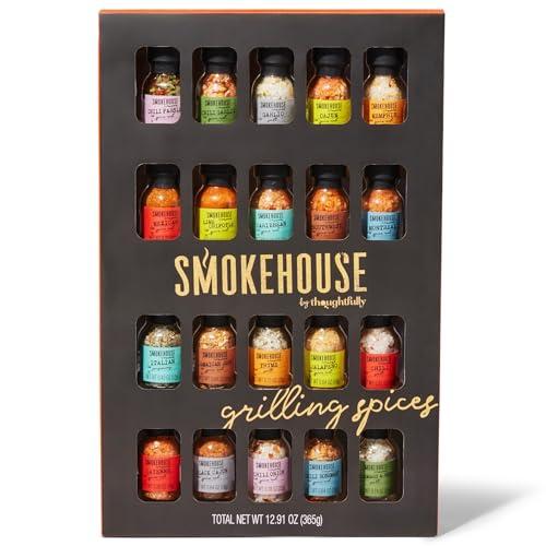 Thoughtfully Smokehouse by , Collezione Definitiva di Spezie per Grigliate, Set Ultimate, i Sapori Includono Peperoncino, Aglio, Rosmarino ed Erbe, Chipotle Lime, Cajun e Tanto Altro, Set da 20