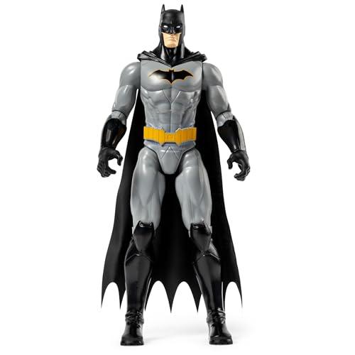 DC Comics BATMAN, Personaggio Batman in Scala 30 cm, con Decorazioni Originali, Mantello e 11 Punti di Articolazione, Giocattoli per Bambini e Bambine, 3+ Anni