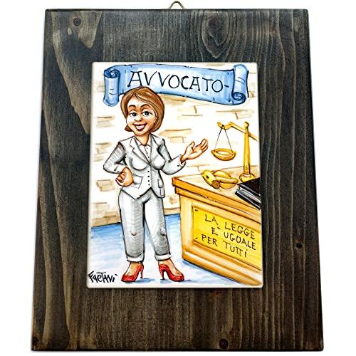 Avvocato donna -Fumetto Quadro Ceramica Spiritosa Collezione Originale Gadget Disegno Handmade Mattonella con Cornice Made in Italy cm 16x13