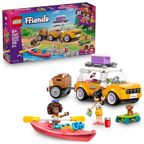 LEGO Friends Viaggio in Auto con il Cucciolo - Macchina Giocattolo con Rimorchio, 2 Mini Bamboline, Cane, Kayak e Accessori tra cui Skateboard e Pattini a Rotelle - Set per Bambine da 6 Anni - 42659