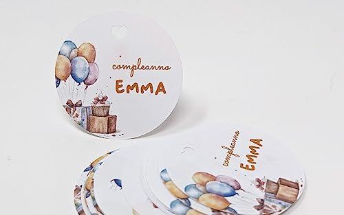 Cartellini Tag Personalizzabili con Nome per Compleanno Bambini, Set di 20 Chiudipacco Forati, Stampati su Carta Premium 250gsm, Realizzato a mano in Italia