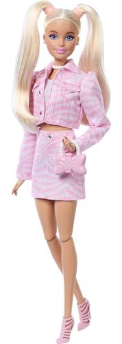 Barbie - Deluxe Style n. 9, bambola dai capelli biondi con outfit in denim rosa, giacca e gonna coordinate con accessori come pochette a fiocco e perle, 4+ anni, JJN69