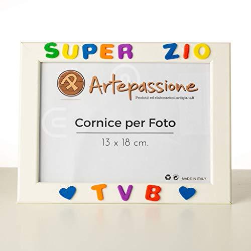 Cornici per foto in legno con la scritta Super Zio TVB e decorata con cuoricini, da appoggiare o appendere, misura 13x18 cm Bianca. Ideale per regalo e ricordo.