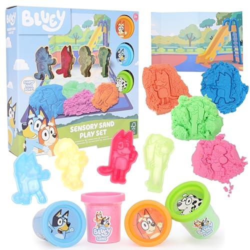 Toyland® 10 Pezzi Bluey Sensory Sand Activity Set - 4 contenitori di Sabbia, 4 stampi per Personaggi, 1 Tappetino da Gioco cancellabile e 1 Scena di Carte - Giocattoli per Arti e Mestieri