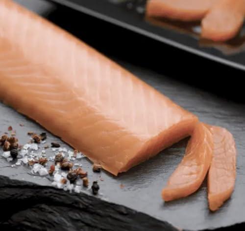 Salmone a lenta affumicatura Calvisius: prelibatezza dal sapore delicato e intenso, lavorato con cura secondo il metodo tradizionale. Confezione da 320 gr SENZA SCATOLA REGALO