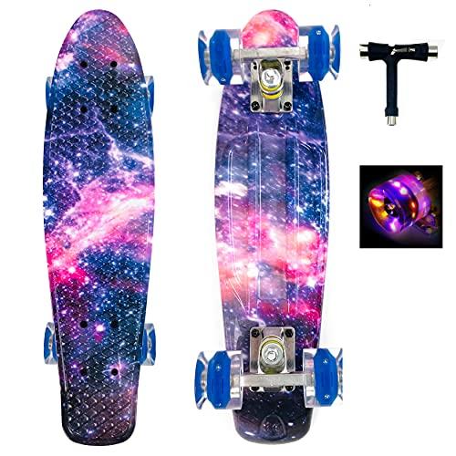 Sumeber Skateboard per Bambini Mini Cruiser Skateboard Completo da 22 Pollici con Ruote Luminose a LED per Adulti Bambini Principianti Ragazze Ragazzi Regalo di Compleanno (Galaxy)