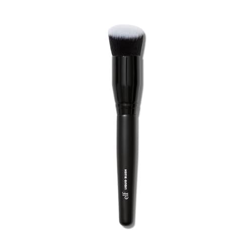 e.l.f. Camo Liquid Blush Brush, pennello da blush ad angolo, ideale per applicare e sfumare i colori sulle guance, setole dense e morbide, prodotto vegano e non testato sugli animali