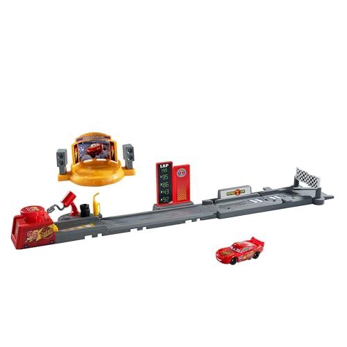 Mattel CARS - Pista di Lancio Piston Cup, set lungo 50+ cm con salti, acrobazie e 2 modalità di gioco, veicolo di Saetta McQueen incluso, giocattolo per bambini, 4+ anni, JDJ02