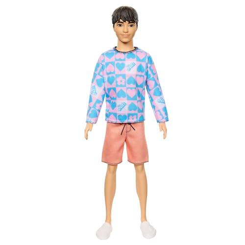 Barbie - Ken Fashionistas n. 219, bambola con maglietta a maniche lunghe rimovibile con motivo rosa e blu, pantaloncini rosa, giocattolo per bambini, 3+ anni, HRH24