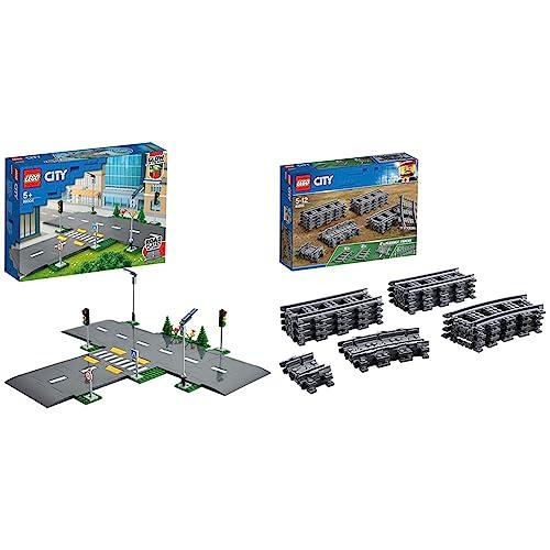 LEGO 60205 City Binari, Set con 20 Pezzi Accessori di Rotaie per Ampliare la Ferrovia del Treno Giocattolo & 60304 City Piattaforme Stradali, Set di Basi per Strade con Lampioni Fosforescenti