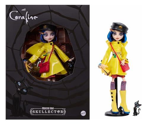 Monster High Skullector - Coraline, bambola da collezione con impermeabile giallo, vestito e accessori come bambola di pezza, gatto e piedistallo incluso, 6+ anni, JHK65