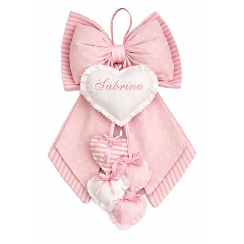 Fiocco Nascita personalizzato con nome sul cuore. Dimensione 52 x 35 cm.. (Pois-rosa)