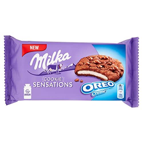 Milka, Cookie Sensations Oreo, Biscotto al Cacao con Goloso Ripieno di Crema Oreo e Pepite di Cioccolato al Latte, con Latte Alpino, Cacao Sostenibile, 156g (6 biscotti da 26g)
