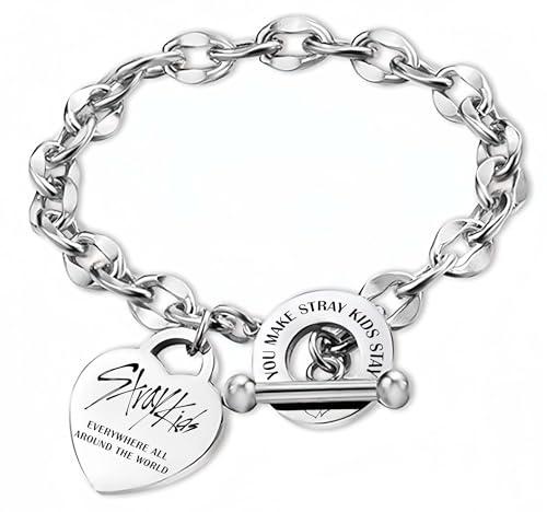Stray Bracciale in acciaio inox Stray, unisex, in argento, con ciondolo a forma di cuore, con 1 adesivo 3D SKZ e 2 Photocard SKZ, articolo regalo per Stay