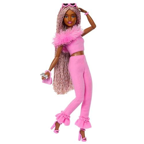 Barbie - Bambola Deluxe Style n.4, con trecce rosa e marroni e completo Barbiecore con top e pantaloni rosa, colletto con pelliccia e accessori divertenti, giocattolo per bambini, 4+ anni, HYV28